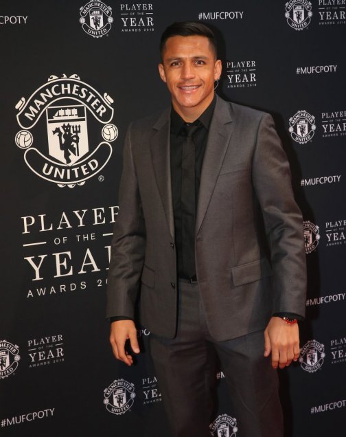 La pinta de Alexis y sus compañeros en ceremonia de premiación de Manchester United