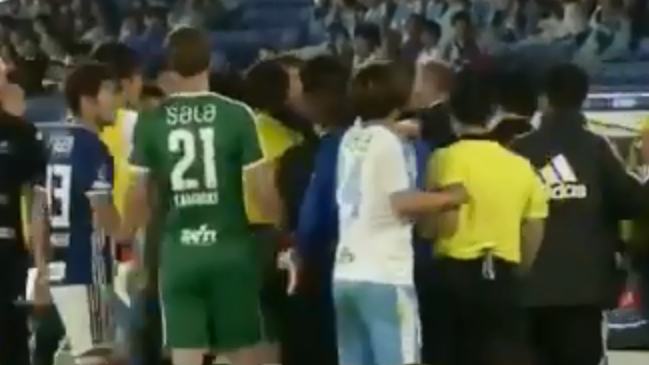Futbolista brasileño perdió el control y atacó al cuerpo técnico del equipo rival en Japón