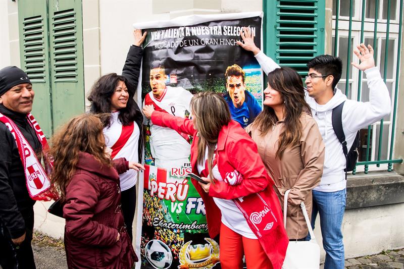 Hinchas peruanos llegaron a apoyar a Paolo Guerrero tras audiencia en al TAS