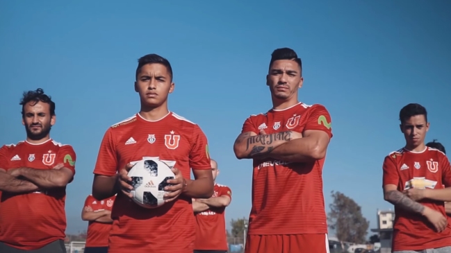 Universidad de Chile presentó camiseta alternativa con Kanela cantando el himno
