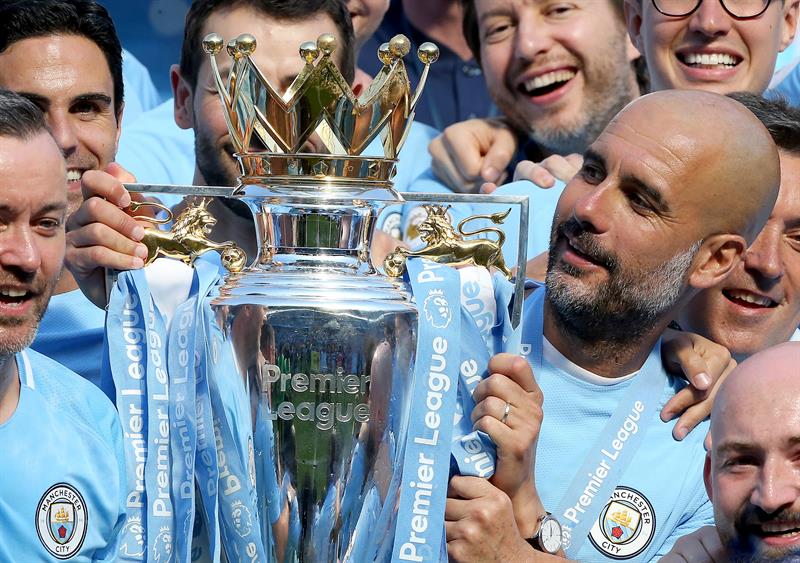 Manchester City y Bravo recibieron el trofeo que los acredita como campeones de la Premier