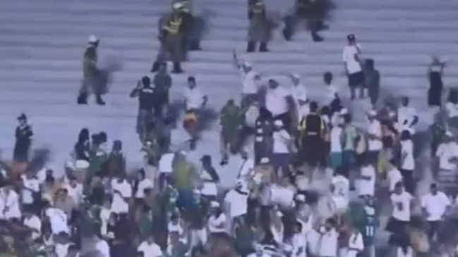 Hinchas de Goiás protagonizaron tenso enfrentamiento con la policía