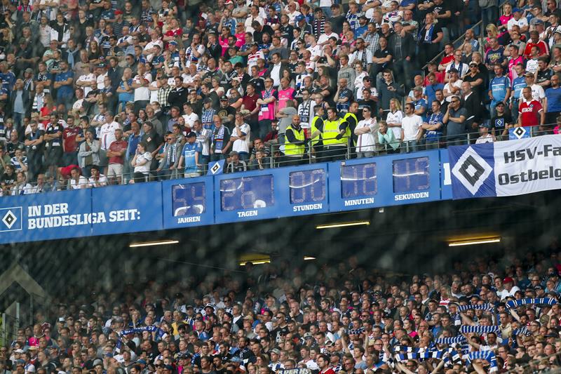 Hamburgo descendió por primera vez y los hinchas desataron el caos en su estadio