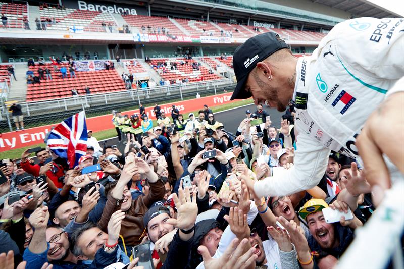 La desatada celebración de Hamilton tras arrasar en el GP de España