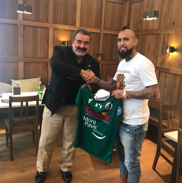 Arturo Vidal le regaló la camiseta de Rodelindo Román a Andrónico Luksic