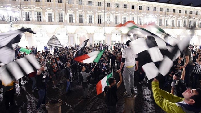 La celebración de los hinchas de Juventus en Turín tras obtener el título en Italia