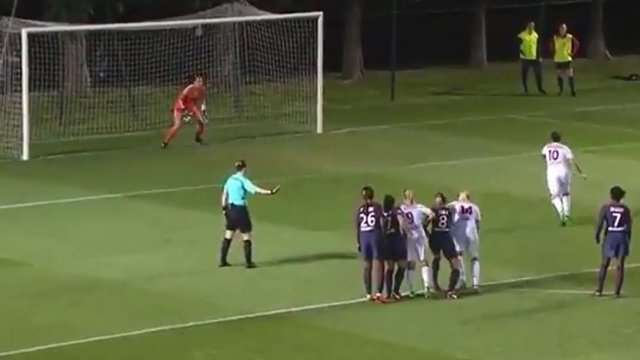 Christiane Endler se llevó elogios en Francia tras atajar un penal y rescatar un empate para PSG