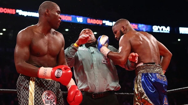 Arbitro de boxeo fue víctima de un duro golpe de parte de un campeón mundial