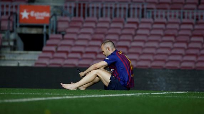 Andrés Iniesta posó en solitario tras su último partido en el Camp Nou