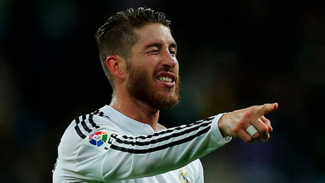 Ramos dio un codazo en la cara al arquero de Liverpool en la jugada previa a un gol