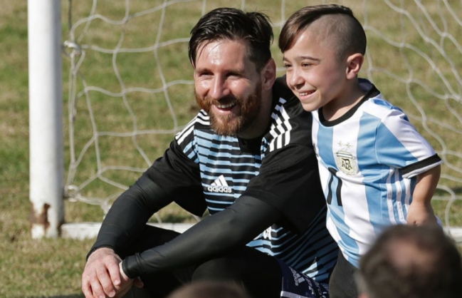 Estrella de la selección argentina de Talla Baja se lució junto a Messi