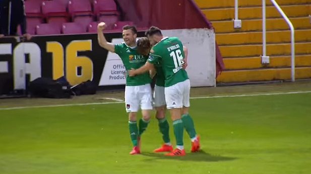 En Irlanda, un despeje se transformó en un golazo de más de 80 metros