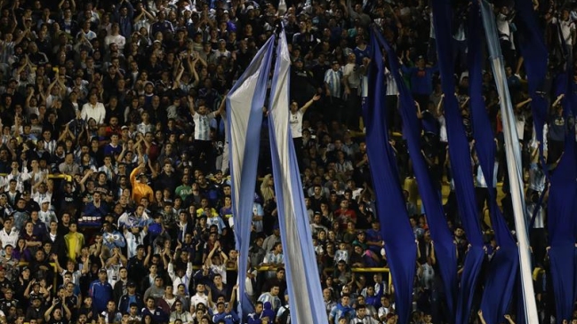 Hinchas de Argentina se acordaron de Chile en La Bombonera