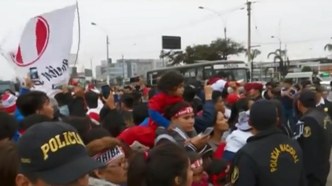 Hinchas peruanos brindaron multitudinaria despedida a su selección en las calles de Lima