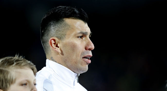 Orgullo nacional: Gary Medel se convierte en el tercer jugador con más partidos en la Roja