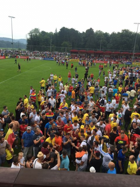 La invasión de hinchas a la cancha tras el partido entre Chile y Rumania en Graz