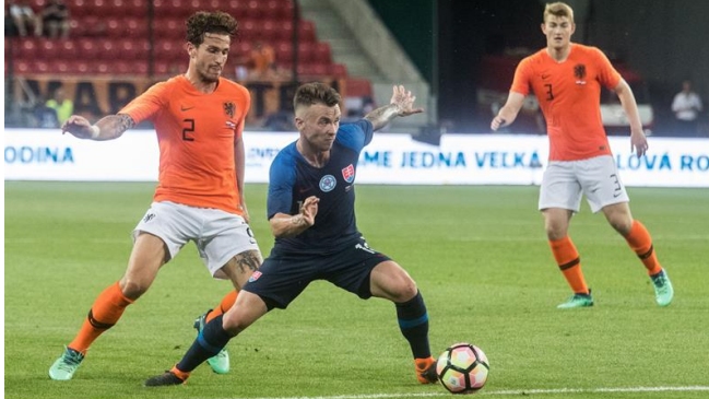 Eslovaquia y Holanda igualaron en duelo de selecciones ausentes del Mundial