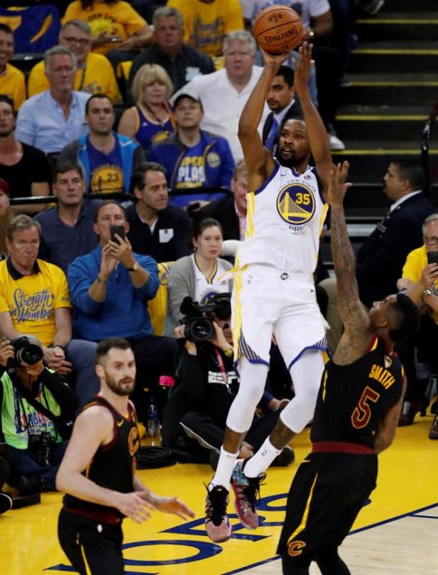 Los Warriors sobrevivieron al ciclón de Lebron y se quedaron con su primer partido ante los Cavs