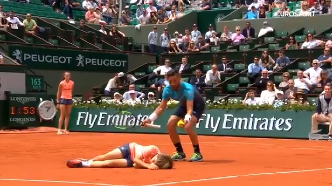 El golpe que dejó botado a un pelotero en Roland Garros