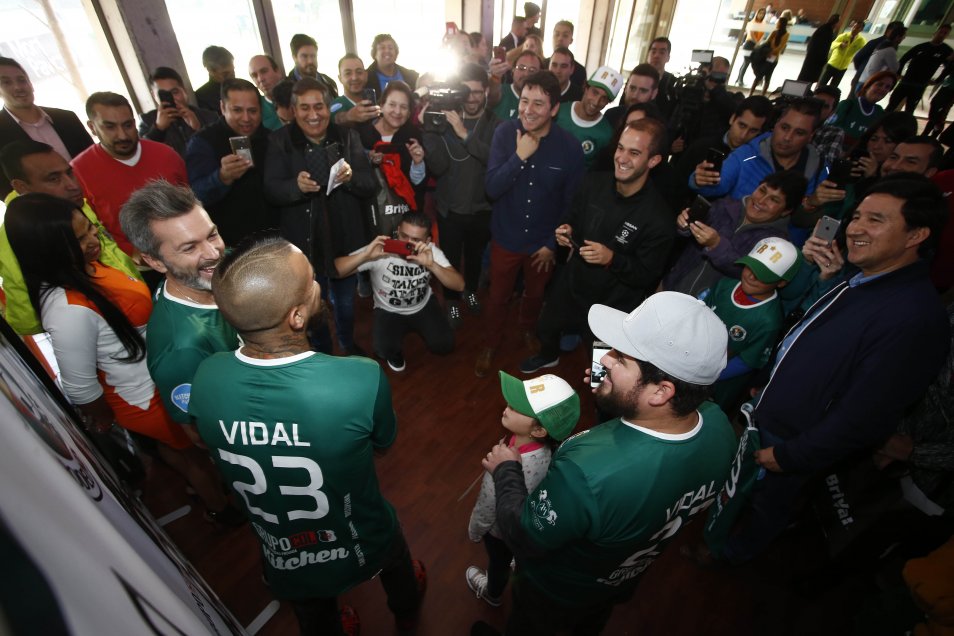 Arturo Vidal participó de la entretenida presentación de la camiseta de Rodelindo Román