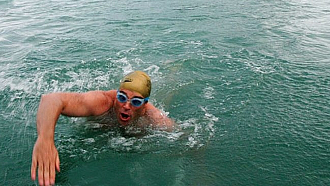 Nadador salió de Japón para cruzar el Pacífico y llegar a Estados Unidos en seis meses