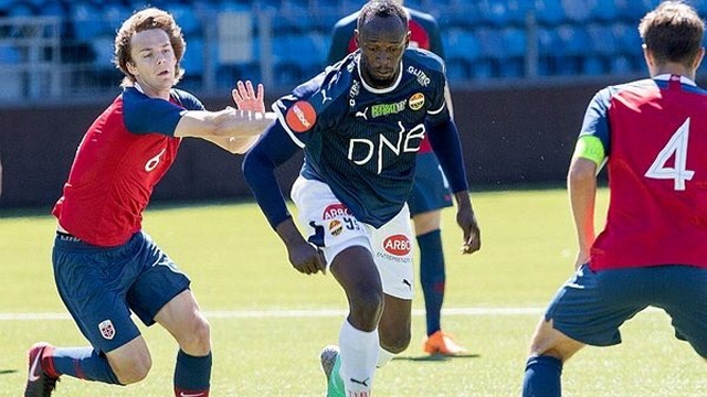 Usain Bolt se perdió un gol durante su estreno en equipo noruego