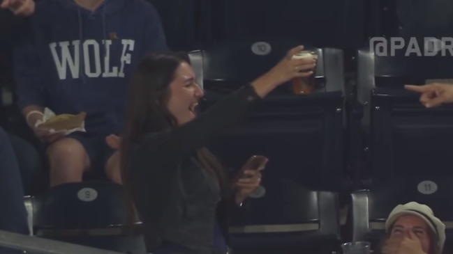 Joven recibió bola de béisbol en pleno vaso de cerveza