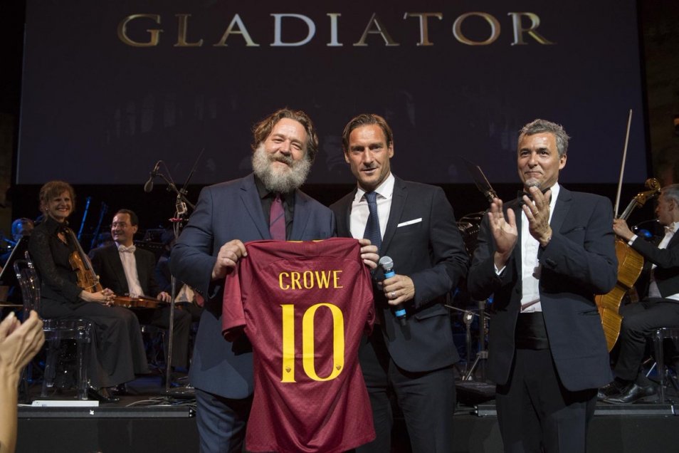 Francesco Totti regaló camiseta de AS Roma a “Gladiador”
