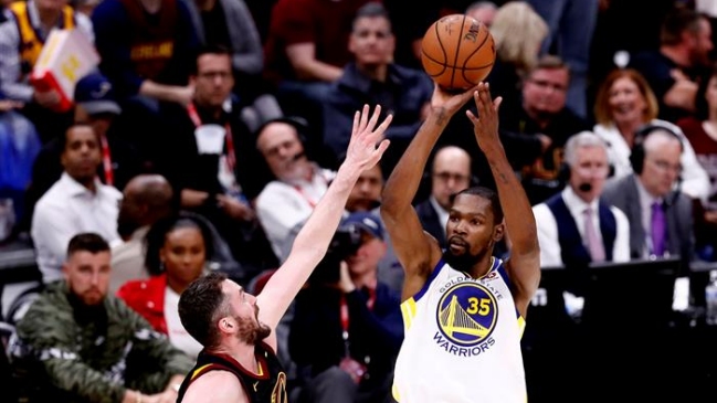 El increíble triple de Kevin Durant en la tercera final de Golden State y Cleveland
