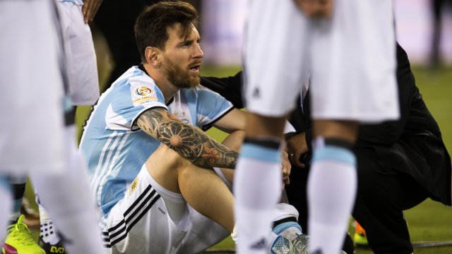 La tristeza de Messi tras conocer que Lanzini se perderá el Mundial por una lesión