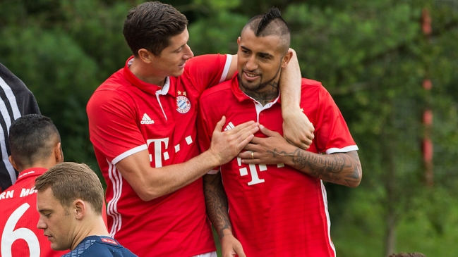 El fraternal abrazo de Lewandowski con Arturo Vidal en amistoso entre Polonia y Chile