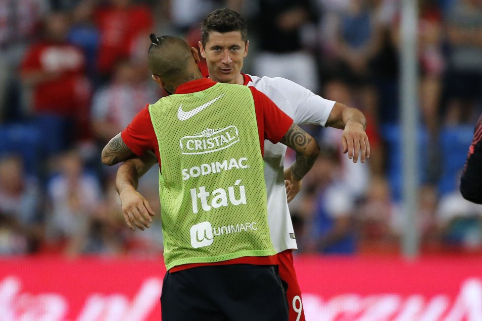 Vidal tuvo divertida reunión con Lewandowski: Comentaron su peinado y le pidió la camiseta al polaco