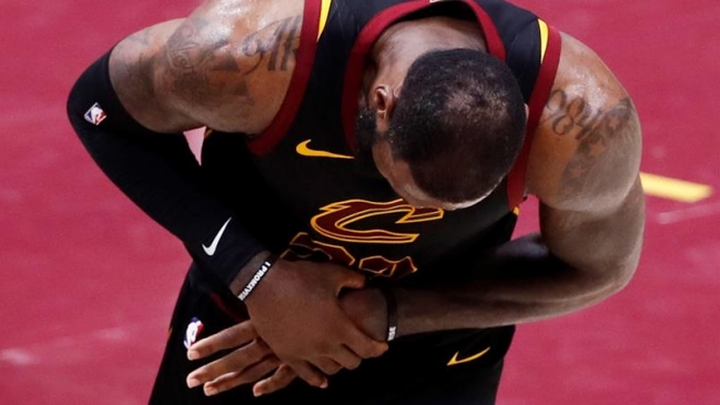 LeBron James: Disputé los tres últimos partidos con la mano prácticamente rota