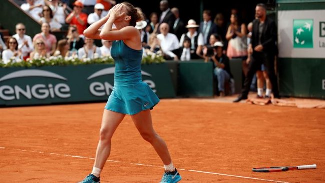 Halep remontó con clase a Stephens y celebró en Roland Garros su primer Grand Slam