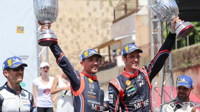 Thierry Neuville destronó a Sebastien Ogier en el último tramo y ganó el Rally de Cerdeña