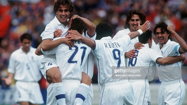 El gol de Christian Vieri que abrió la cuenta para Italia sobre Chile en Francia