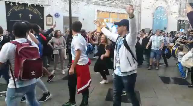 Fanáticos argentinos armaron la fiesta en las calles de Moscú