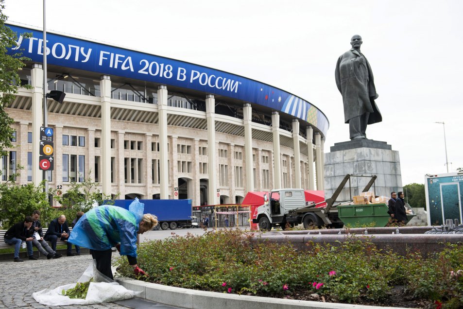Trabajadores afinan detalles en el Estadio Luzhniki para la inauguración del Mundial