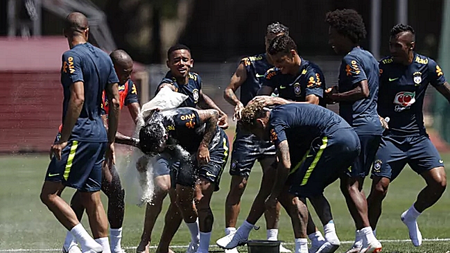 Neymar encabezó ataque con huevos y harina al cumpleañero Philippe Coutinho