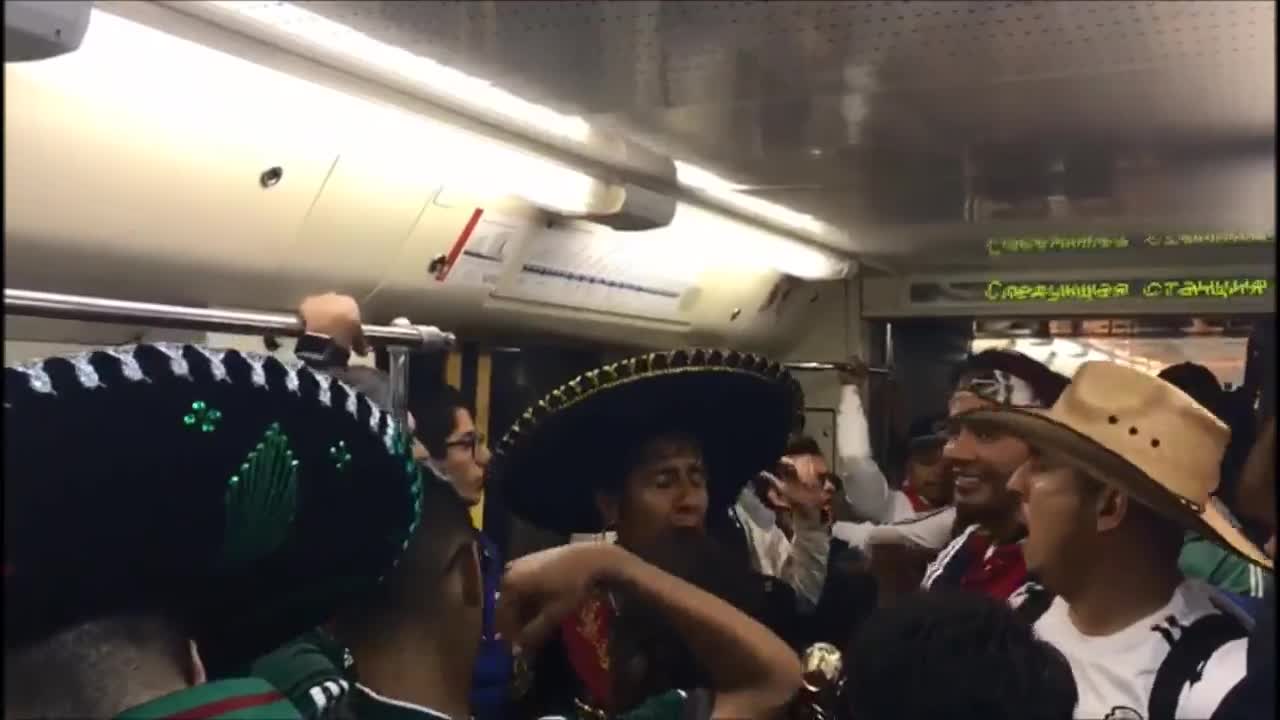 Hinchas y mariachis mexicanos se tomaron el metro de Moscú