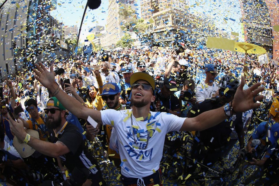 Miles de fanáticos disfrutaron en Oakland el desfile de la victoria de Golden State Warriors