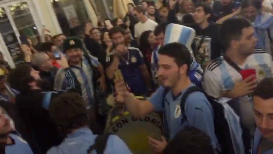 Hinchas argentinos y uruguayos se unieron en Rusia para burlarse de la selección chilena