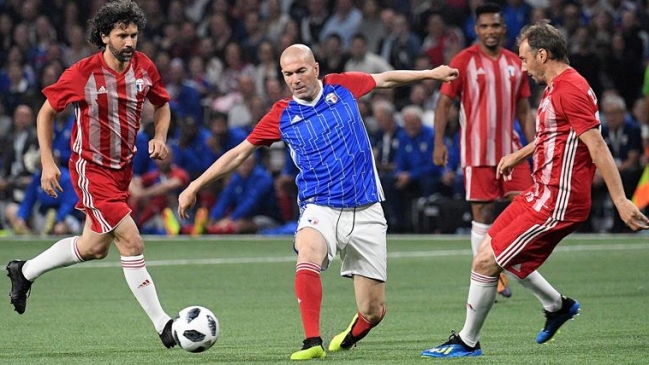 Los golazos de Thierry Henry y Zinedine Zidane en homenaje a los campeones de Francia 1998