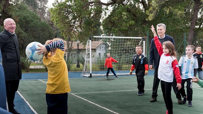 Presidente de Argentina recibió un fuerte pelotazo en la ingle