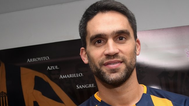 Rosario Central anunció al ex U. de Chile Matías Caruzzo como refuerzo