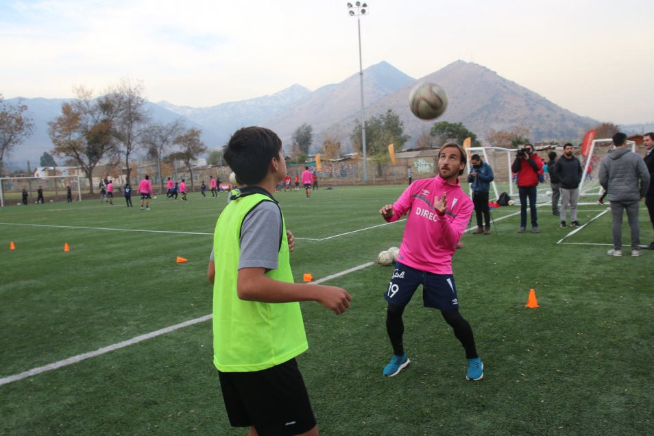 Plantel de Universidad Católica impartió clínica de fútbol en Huechuraba