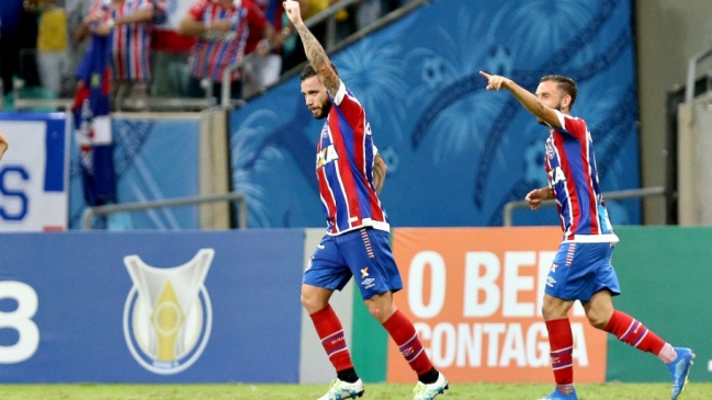 El brillante golazo de Eugenio Mena en victoria de Bahía sobre Corinthians