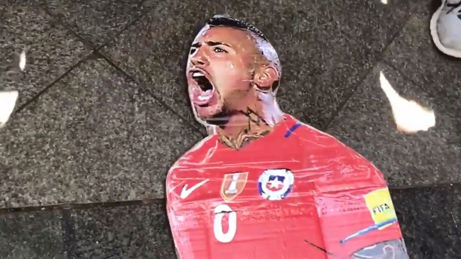 ¡Otra vez! Hinchas de Argentina se burlaron de Arturo Vidal en las calles de Moscú