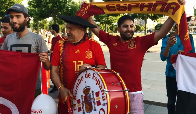 Manolo el del bombo se roba las miradas en las calles de Rusia