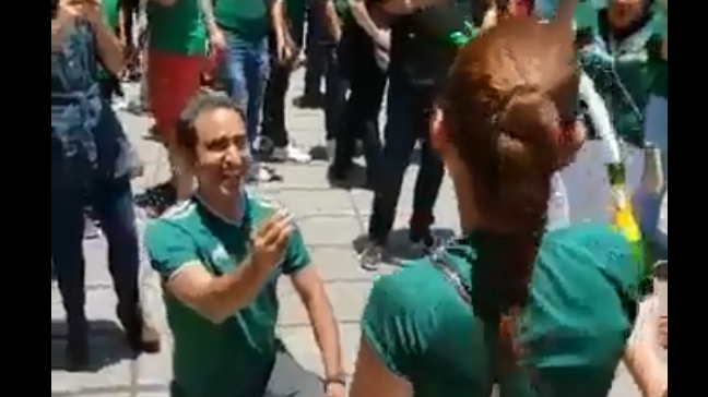 Hincha mexicano pidió matrimonio a su novia en los festejos de la selección